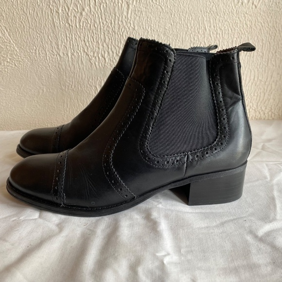 Like new Tommy Hilfiger black cap toe Chelsea booties with brogue details Sz 9 - Picture 5 of 8